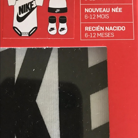 Nike Sportswear Baby Bodysuit Beanie Booties 3 Piece Box Set Black White 6-12 Mo - Picture 8 of 8